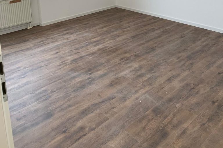 Boden mit Holzoptik in einem lichtdurchfluteten Raum.